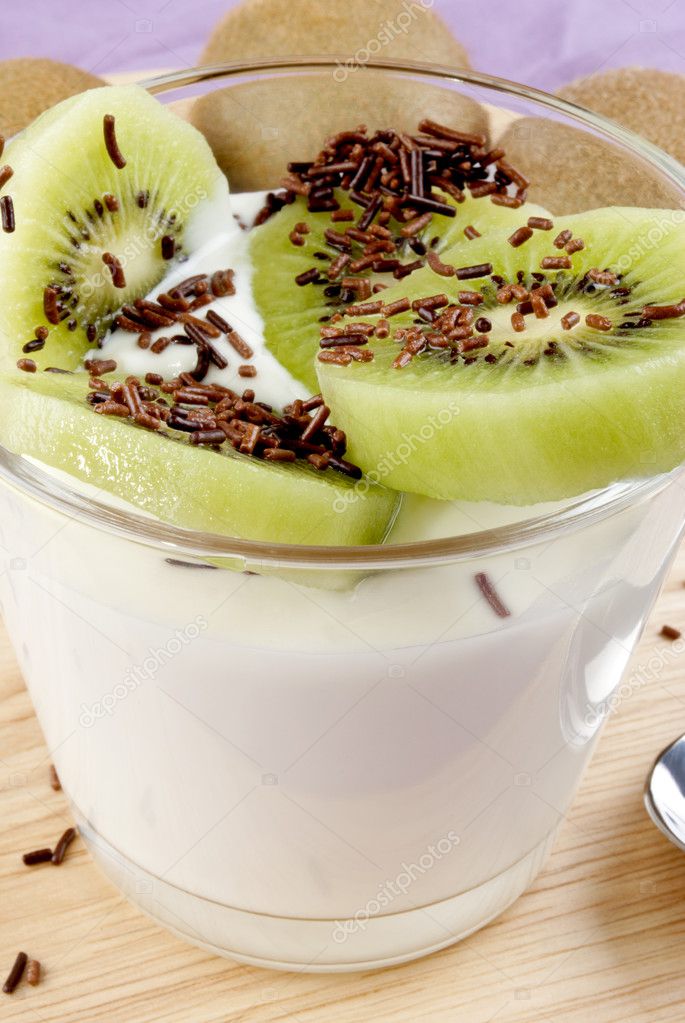 Joghurt mit frischen süßen Kiwi und Schokoladenstreuern ...