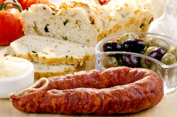 Desayuno mediterráneo con chorizo, aceitunas marinadas y pan — Foto de Stock