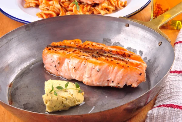 Стейк з грильованого лосося з трав'яним маслом і перцем на латунній сковороді — стокове фото