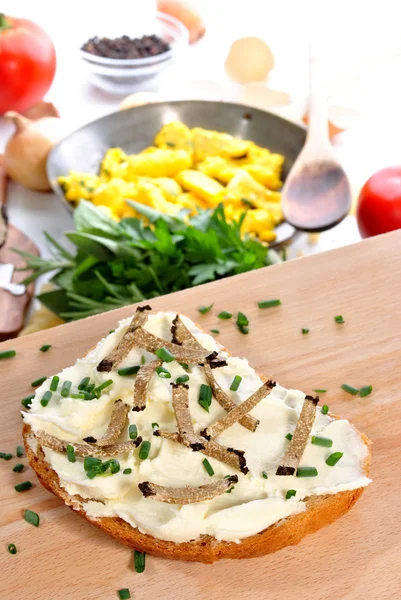 Soft cheese on bread with grated summer truffle — Stock Photo, Image