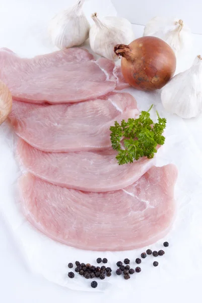 Sarımsak ve soğan ile ince kesilmiş hindi biftek — Stok fotoğraf