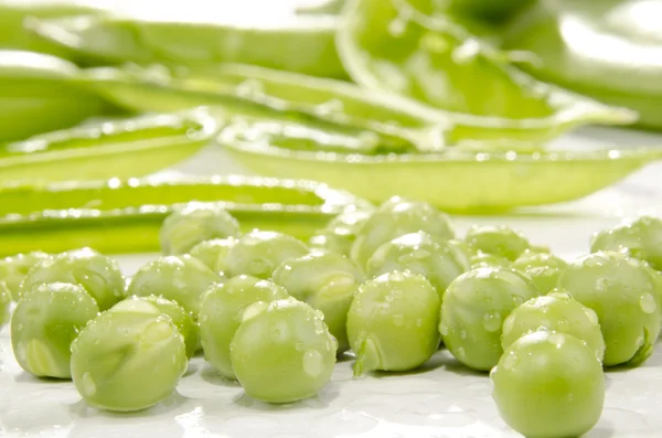Fresh peas which were cleaned with water — Stock Photo, Image