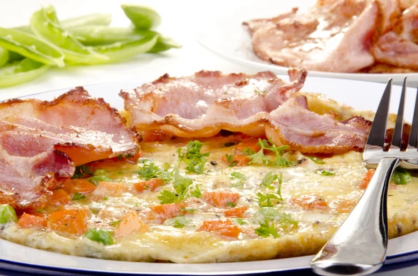 Café da manhã estilo country com cenouras, ervilhas e bacon grelhado — Fotografia de Stock