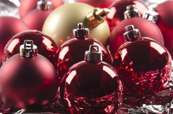 Матте и блестящие красные рождественские шары и золотой шар — стоковое фото