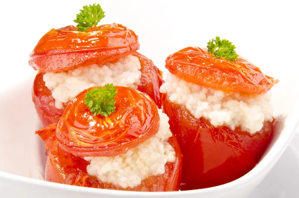 Tomate grelhado com recheio de cuscuz e salsa — Fotografia de Stock