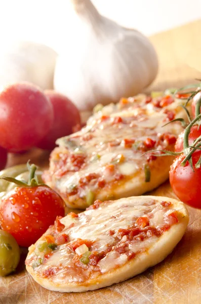 Dos pequeñas pizzas con pimientos y queso rallado —  Fotos de Stock