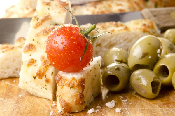 Würziges Brot mit frischen Tomaten und Oliven — Stockfoto