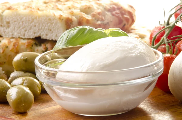 Mediterranean breakfast with mozzarella, olives and spicy bread — Stock Photo, Image