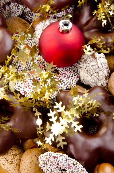 Рождественская тарелка со сладостями и золотым, праздничным оформлением — стоковое фото
