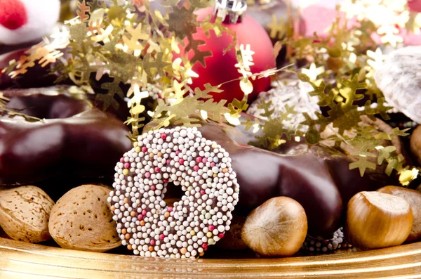 Yılbaşı levha tatlılar ve altın, Festival dekorasyon — Stok fotoğraf