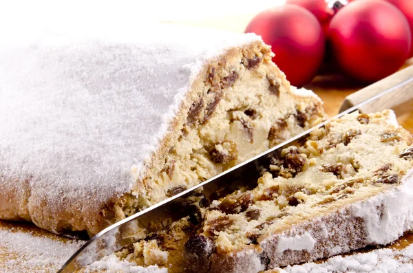 クリスマス レーズン ケーキし、アイシング砂糖を振りかけた — ストック写真
