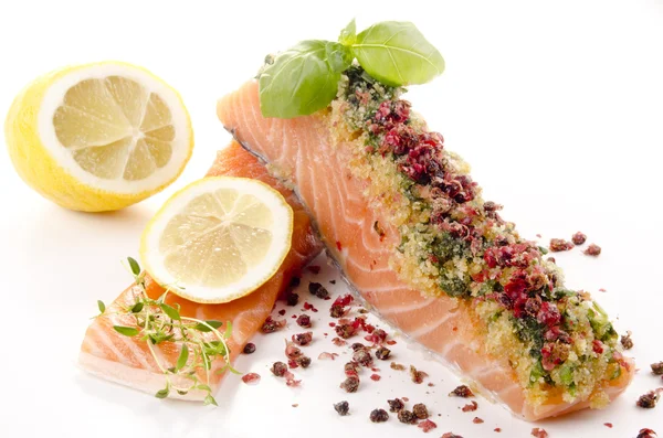 Salmon fillet with a crust consisting of chopped basil and red p — Stock Photo, Image