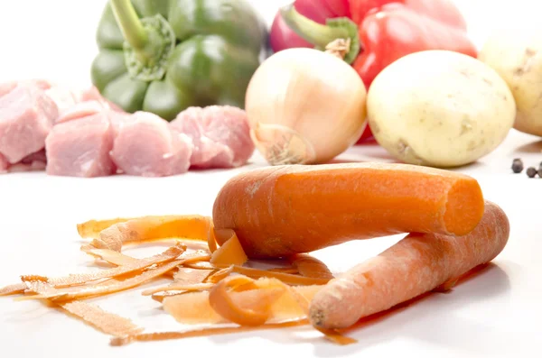 Le carote vengono pulite per essere utilizzate come cibo — Foto Stock