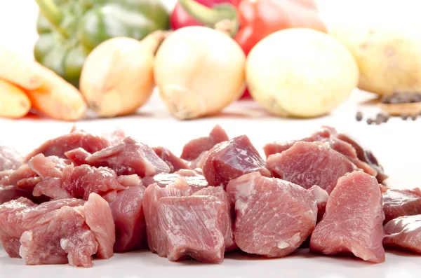 Нарезанное мясо индейки, чтобы сделать тушеное мясо — стоковое фото
