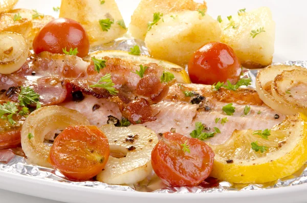 Öring filé på en tallrik med grillad bacon och grönsaker — Stockfoto