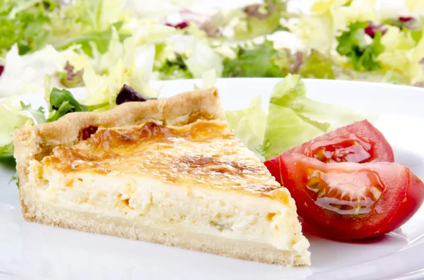 Cheese and onion quiche with tomato — Stock Photo, Image