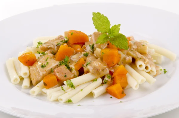 Chicken goulash with macaroni and carrots — Stock Photo, Image