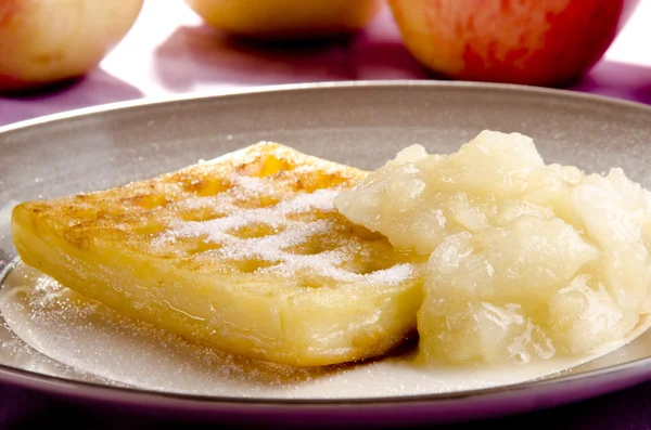 Gaufre fraîchement cuite avec sauce aux pommes sur une assiette — Photo