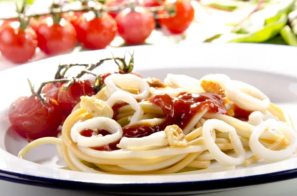 Anillos de calamar a la parrilla, espaguetis y salsa de tomate casera —  Fotos de Stock