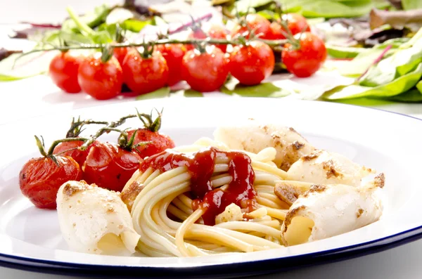 Calamares a la parrilla, espaguetis y salsa de tomate casera —  Fotos de Stock