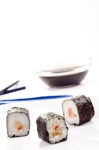 Sushi e molho de soja no fundo — Fotografia de Stock