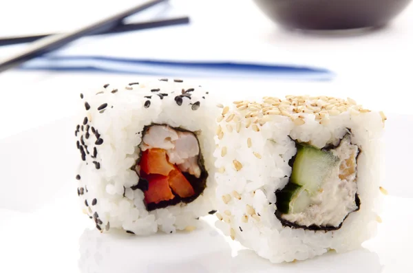Sushi en soja saus op de achtergrond — Stockfoto
