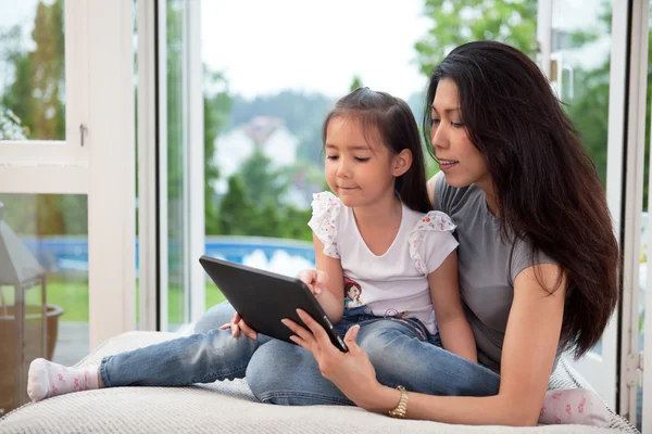 Madre e figlia con tablet digitale — Foto Stock