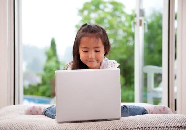 Χαριτωμένο παιδί χρησιμοποιώντας φορητό υπολογιστή — Φωτογραφία Αρχείου