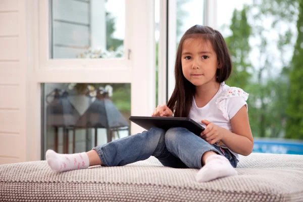 Portret van een jong meisje met digitale tablet — Stockfoto