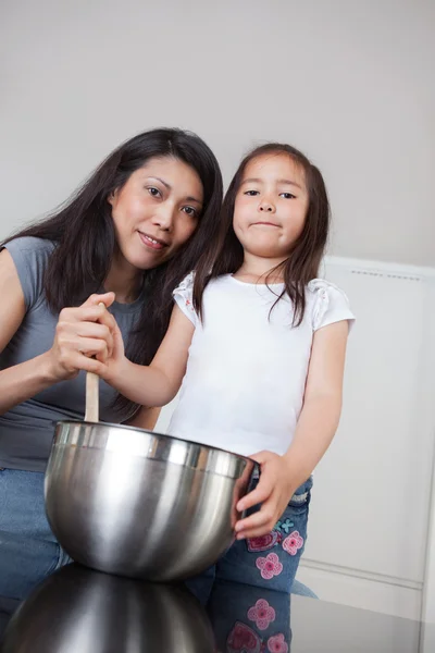 Portrait of mother and daughter in kitchen — Stock Photo, Image