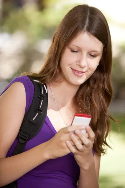 Студент с мобильным телефоном — стоковое фото