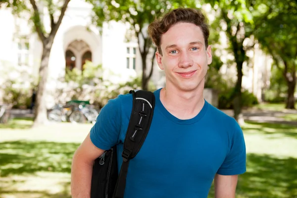 Студент-мужчина в кампусе — стоковое фото