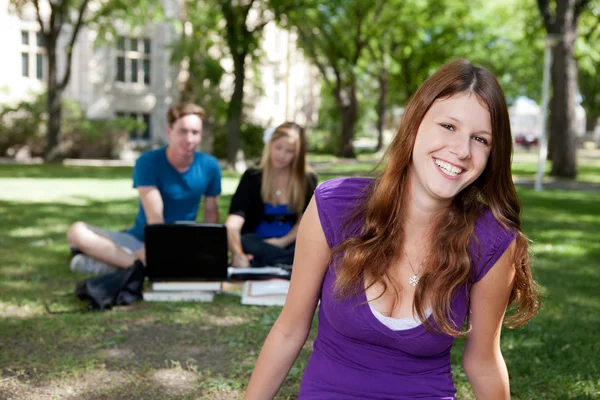 Retrato de estudante sorridente feliz — Fotografia de Stock