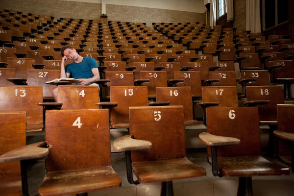 Trött universitetsstudent — Stockfoto