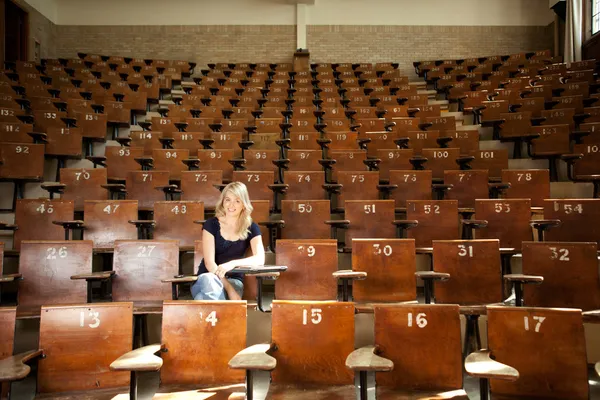 Estudiante universitario feliz en sala de conferencias — Foto de Stock