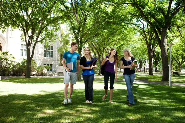 Vrienden van de Universiteit op de campus — Stockfoto