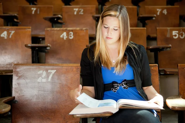 College meisje met tekst boek — Stockfoto