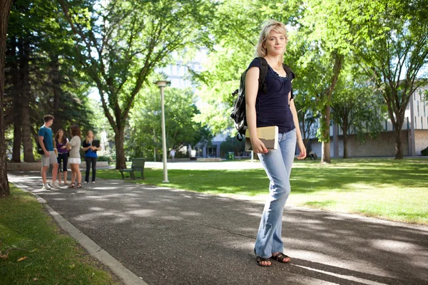 College meisje lopen naar klasse — Stockfoto