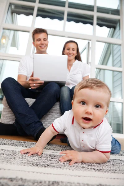 Kind op verdieping - ouders met behulp van laptop — Stockfoto