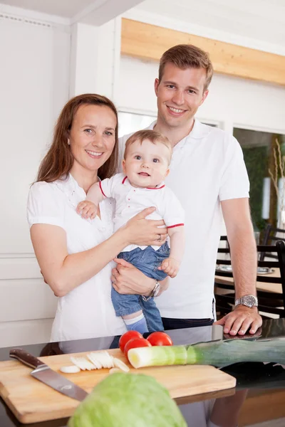 Familie thuis in keuken — Stockfoto