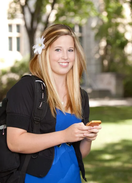 Chica universitaria con teléfono —  Fotos de Stock