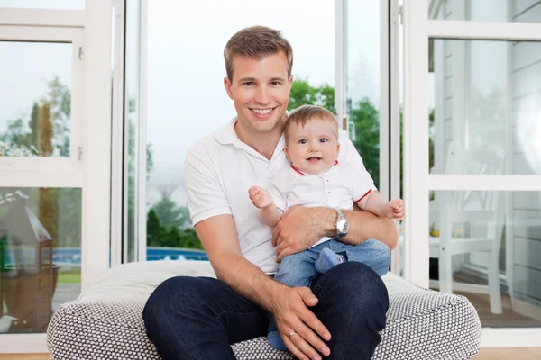 Otec a dítě na gauči — Stock fotografie