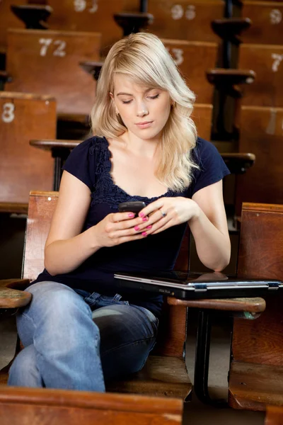 Κολέγιο κορίτσι γράψιμο sms — Φωτογραφία Αρχείου