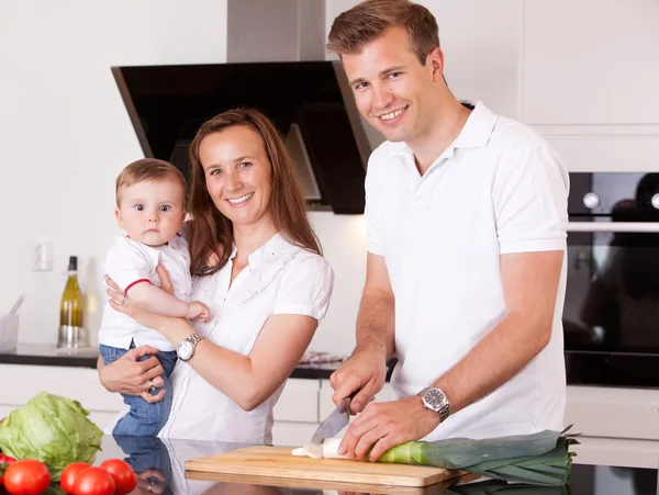 Rodina připravuje jídlo — Stock fotografie