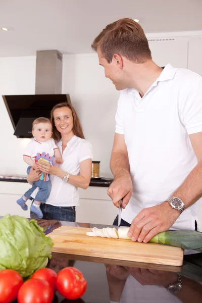 Rodina dělat jídlo — Stock fotografie