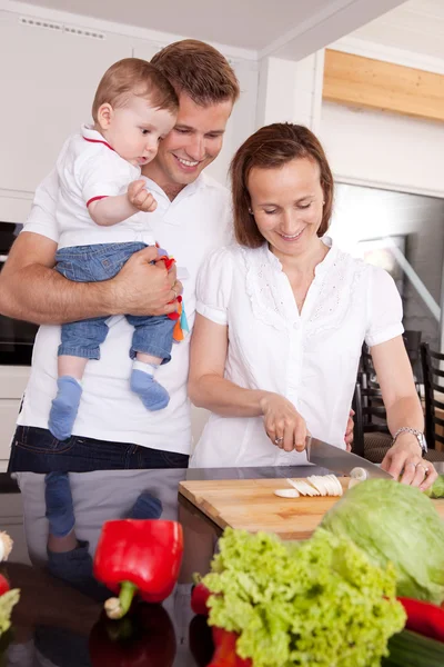 Glad familj i köket — Stockfoto