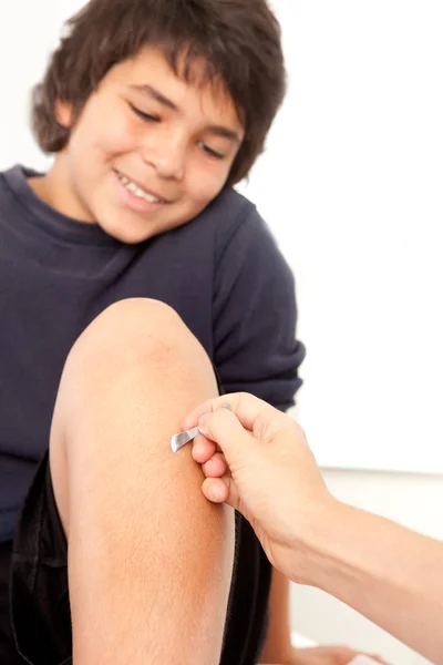 Hombre joven recibiendo Shonishin Acupuntura — Foto de Stock