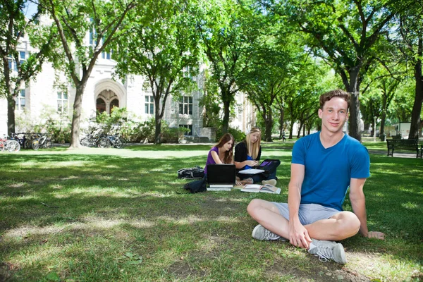 Grupp studenter på college campus — Stockfoto