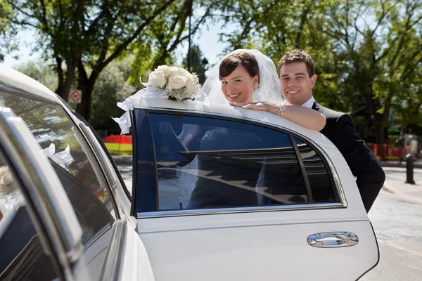 Brug en bruidegom invoeren limo — Stockfoto