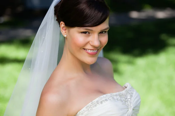 Mooie jonge bruid glimlachend — Stockfoto